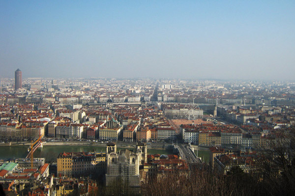 Lyon - výhled na řeku Rhône a náměstí Place Bellecour. Lyon