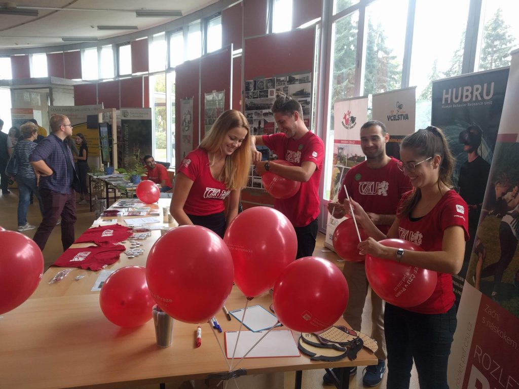 Stránek PEF na zahradní slavnosti | foto: Nikola Aišmannová