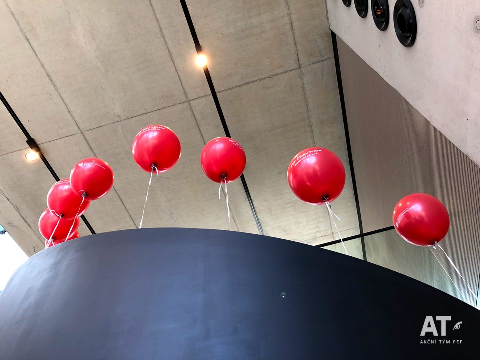Balónky na schodišti
