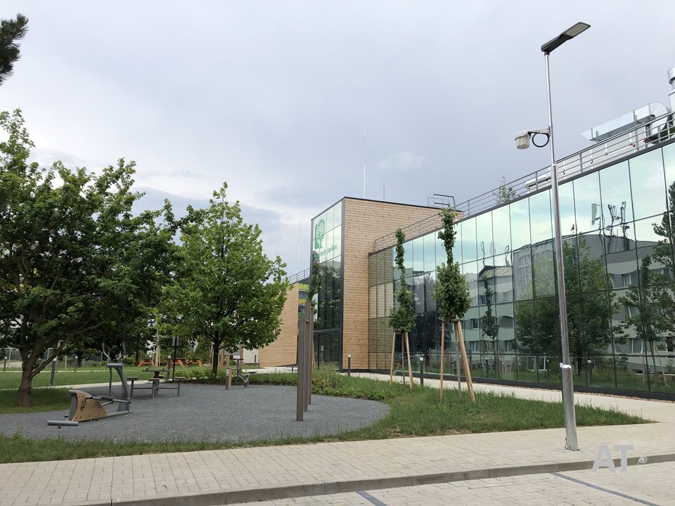 High Tech pavilon za budovou Fakulty lesnické a dřevařské - ČZU v Praze