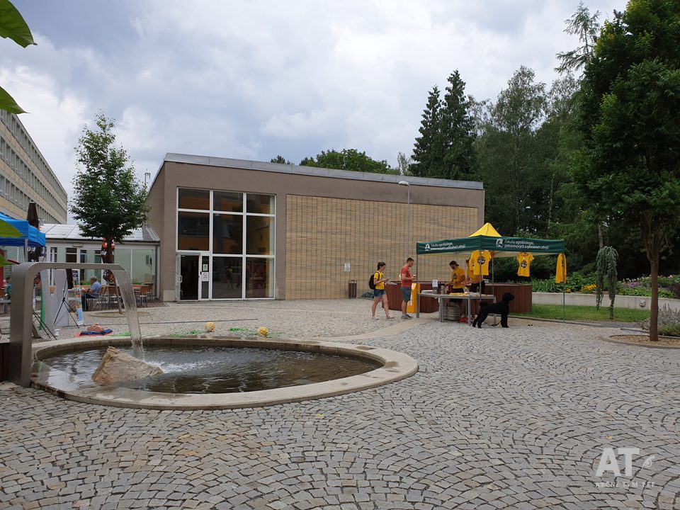 Fakulta agrobiologie, potravinových a přírodních zdrojů ČZU v Praze má mezi budovou A a B krásné prostranství i s kašnou.
